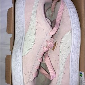Suede pumas